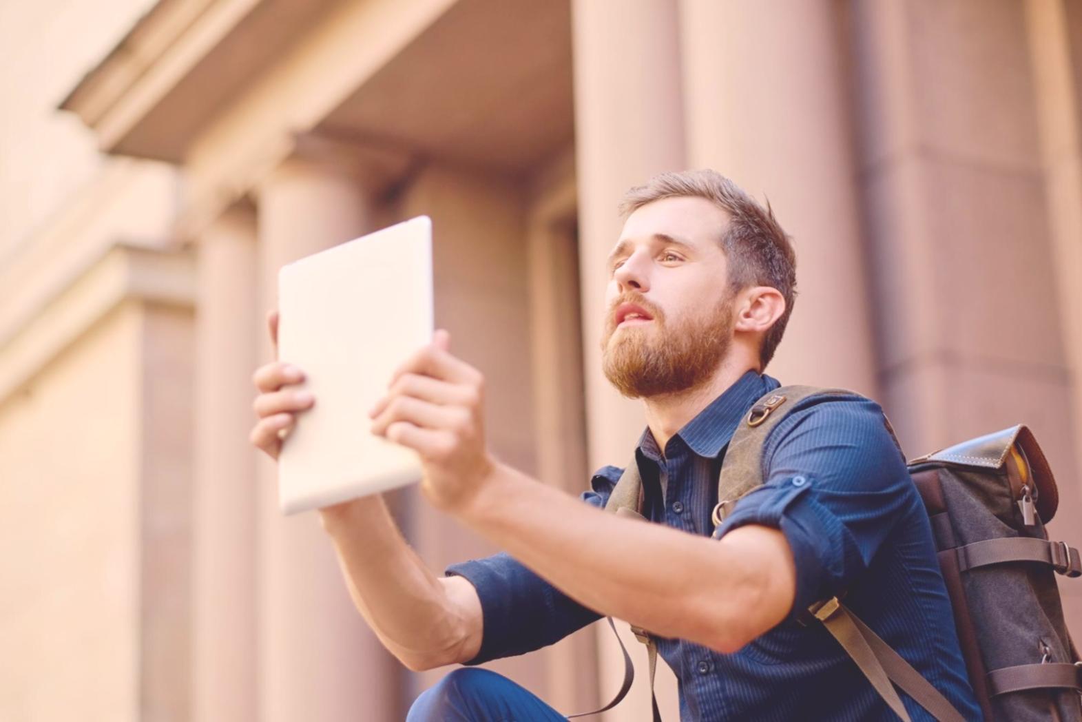 Profesional analizando datos financieros en oficina moderna